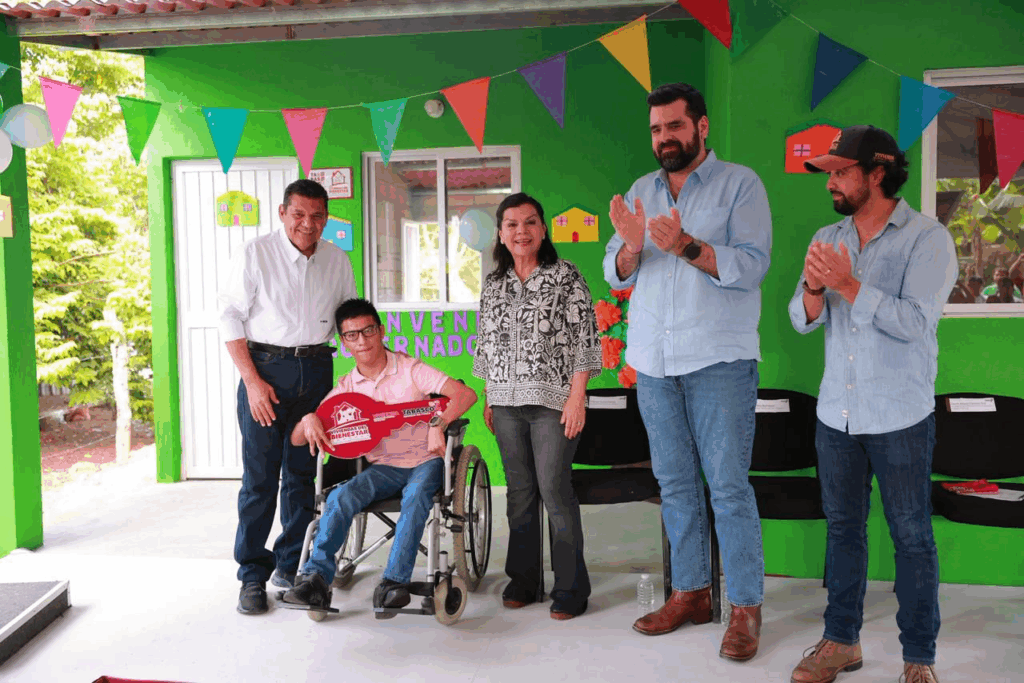 Josué Jiménez Rodríguez, joven con discapacidad, sostiene la llave de su nueva vivienda del programa Viviendas del Bienestar en municipio de Centro, Tabasco, mayo 2026