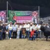 Productores y autoridades en la Pista Ganadera durante la Feria Tabasco 2026 premiando bovinos Simbrah.