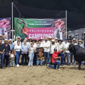Productores y autoridades en la Pista Ganadera durante la Feria Tabasco 2026 premiando bovinos Simbrah.