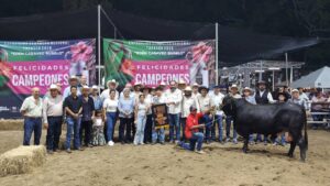 Productores y autoridades en la Pista Ganadera durante la Feria Tabasco 2026 premiando bovinos Simbrah.