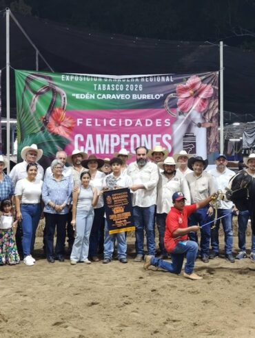 Productores y autoridades en la Pista Ganadera durante la Feria Tabasco 2026 premiando bovinos Simbrah.