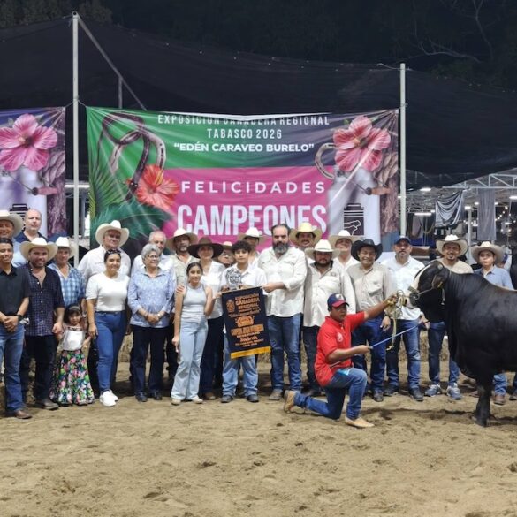 Productores y autoridades en la Pista Ganadera durante la Feria Tabasco 2026 premiando bovinos Simbrah.