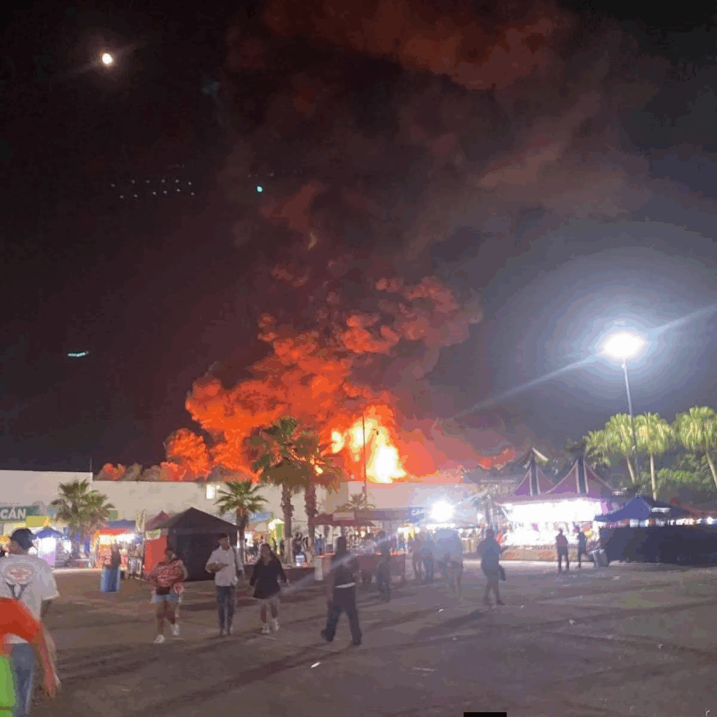 Columnas de humo y fuego sobre la Nave 1 del Parque Tabasco Dora María durante el incendio de la Feria Tabasco 2026