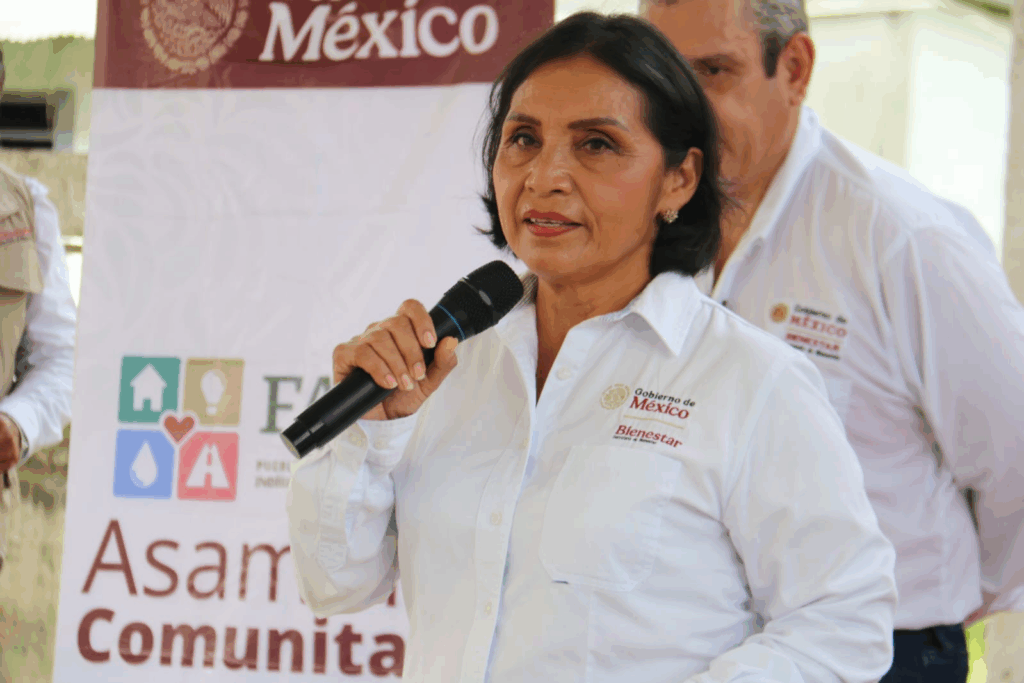 Lorena Méndez Denis informa sobre el FAISPIAM en Tabasco durante una asamblea comunitaria.