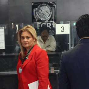 Maru Campos llega a la FGR en Ciudad de México para responder al citatorio federal.