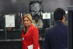 Maru Campos llega a la FGR en Ciudad de México para responder al citatorio federal.