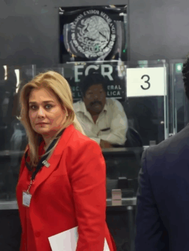 Maru Campos llega a la FGR en Ciudad de México para responder al citatorio federal.