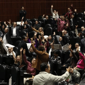 Diputados levantan la mano durante votación de reforma judicial en San Lázaro.