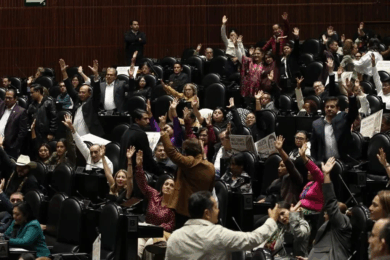Diputados levantan la mano durante votación de reforma judicial en San Lázaro.