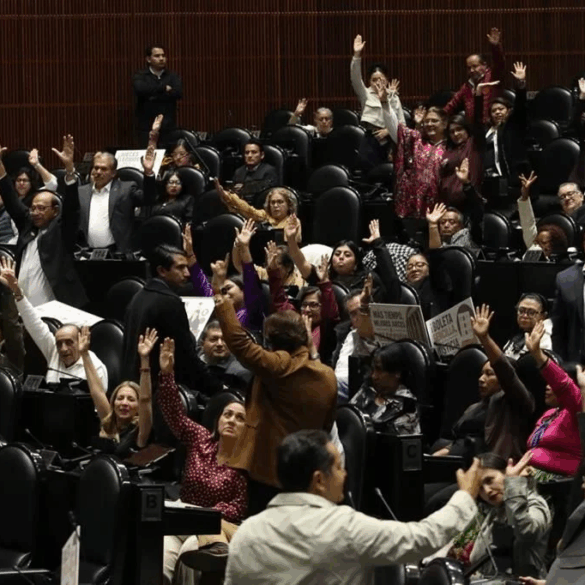 Diputados levantan la mano durante votación de reforma judicial en San Lázaro.