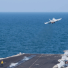 Petrolero navega en aguas del estrecho de Ormuz bajo tensión militar regional.