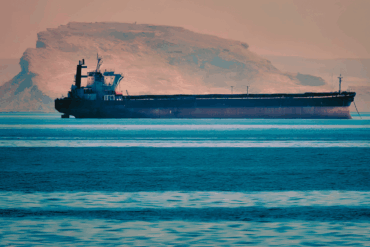 Petrolero navega frente a una costa árida en medio de la tensión entre Irán y Estados Unidos en el Estrecho de Ormuz.