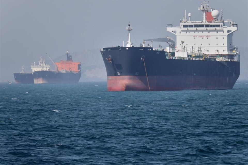 Dos buques petroleros navegan en el Golfo de Omán durante una escalada naval entre Irán y Estados Unidos.