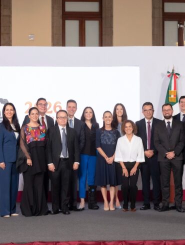 Claudia Sheinbaum anuncia inversiones farmacéuticas del Plan México para fortalecer la producción de medicamentos.