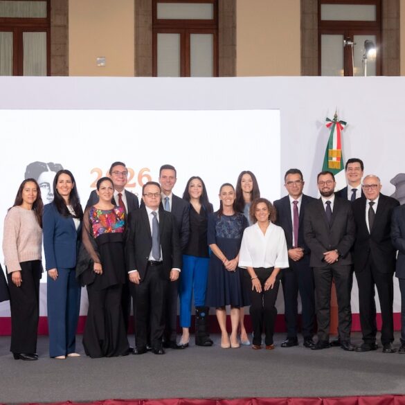 Claudia Sheinbaum anuncia inversiones farmacéuticas del Plan México para fortalecer la producción de medicamentos.