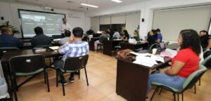 Servidoras y servidores públicos participan en programas académicos del IAP Tabasco para fortalecer la administración pública.