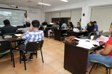 Servidoras y servidores públicos participan en programas académicos del IAP Tabasco para fortalecer la administración pública.