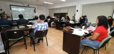 Servidoras y servidores públicos participan en programas académicos del IAP Tabasco para fortalecer la administración pública.