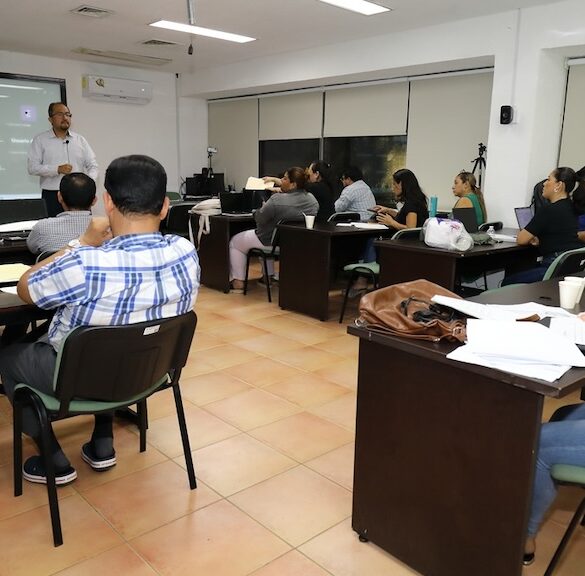 Servidoras y servidores públicos participan en programas académicos del IAP Tabasco para fortalecer la administración pública.