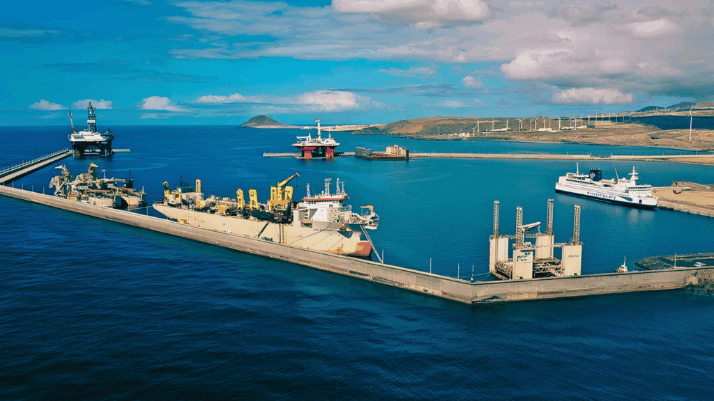 Vista aérea del puerto industrial de Granadilla, en el sur de la isla de Tenerife, con sus diques de abrigo, plataformas industriales y los aerogeneradores del parque eólico al fondo. Escenario del operativo de desembarco del crucero MV Hondius.