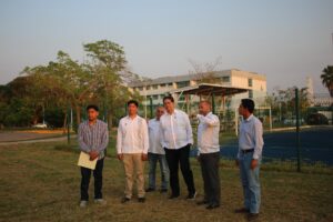 Rector Guillermo Narváez Osorio recorriendo las nuevas áreas verdes en DACSyH de la UJAT en Villahermosa, Tabasco.