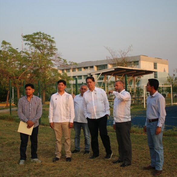 Rector Guillermo Narváez Osorio recorriendo las nuevas áreas verdes en DACSyH de la UJAT en Villahermosa, Tabasco.