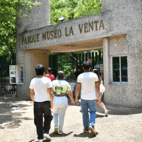 Visitantes ingresan al Parque Museo La Venta durante el inicio de su rehabilitación integral en Villahermosa.
