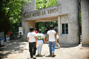 Visitantes ingresan al Parque Museo La Venta durante el inicio de su rehabilitación integral en Villahermosa.