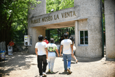 Visitantes ingresan al Parque Museo La Venta durante el inicio de su rehabilitación integral en Villahermosa.