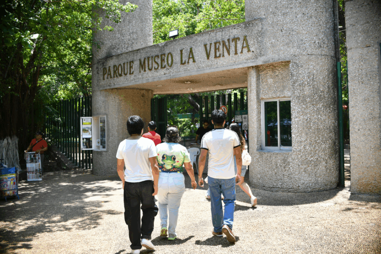 Visitantes ingresan al Parque Museo La Venta durante el inicio de su rehabilitación integral en Villahermosa.
