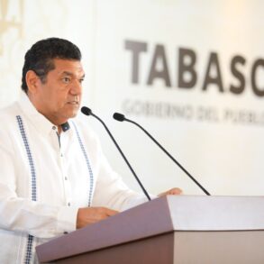 Javier May Rodríguez durante conferencia del Gobierno de Tabasco sobre ajuste salarial y nómina estatal.