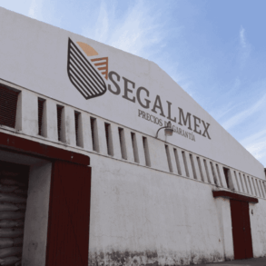 Instalaciones de Segalmex junto a imágenes de René Gavira e Miguel Carrillo Villareal tras nueva sanción administrativa federal.