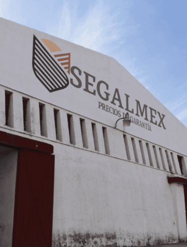 Instalaciones de Segalmex junto a imágenes de René Gavira e Miguel Carrillo Villareal tras nueva sanción administrativa federal.