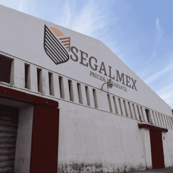 Instalaciones de Segalmex junto a imágenes de René Gavira e Miguel Carrillo Villareal tras nueva sanción administrativa federal.