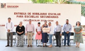 Patricia Iparrea Sánchez entrega mobiliario escolar para secundarias de Tabasco en oficinas de la SETAB.