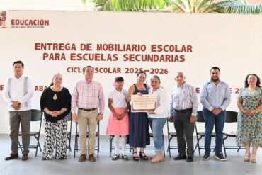 Patricia Iparrea Sánchez entrega mobiliario escolar para secundarias de Tabasco en oficinas de la SETAB.