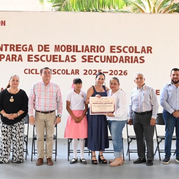Patricia Iparrea Sánchez entrega mobiliario escolar para secundarias de Tabasco en oficinas de la SETAB.