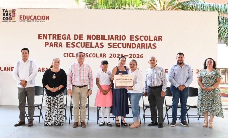 Patricia Iparrea Sánchez entrega mobiliario escolar para secundarias de Tabasco en oficinas de la SETAB.