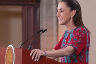 Claudia Sheinbaum durante la Conferencia del Pueblo mientras defiende la soberanía mexicana ante cuestionamientos de Estados Unidos