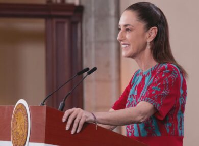 Claudia Sheinbaum durante la Conferencia del Pueblo mientras defiende la soberanía mexicana ante cuestionamientos de Estados Unidos