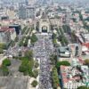 Revisando las seis imágenes con criterio editorial. SELECCIÓN Y ARQUITECTURA FOTOGRÁFICA Decisión de distribución: No galería. Las fotos trabajan mejor dispersas a lo largo del texto porque cada una ilustra un momento narrativo distinto — la multitud, el discurso, el contacto humano. Una galería las aplana todas al mismo nivel y compite con las tablas de datos. La distribución individual refuerza el ritmo del artículo. FOTO PRINCIPAL — Imagen 5 (aérea lejana, Monumento al fondo) La más poderosa para abrir. Muestra la magnitud completa del mitin con el Monumento a la Revolución reconocible al fondo y la avenida desbordada de gente. Es la foto que responde visualmente al lead: decenas de miles. Composición limpia, luz natural, contexto urbano identificable. SEO filename: sheinbaum-monumento-revolucion-mitin-soberania-1-junio-2025 Alt text: Vista aérea del mitin convocado por la presidenta Claudia Sheinbaum en el Monumento a la Revolución el 1 de junio de 2025, con miles de simpatizantes desbordando la explanada y las avenidas aledañas