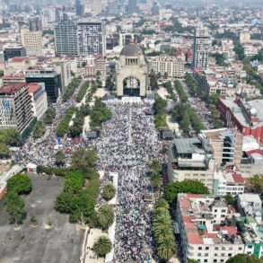 Revisando las seis imágenes con criterio editorial. SELECCIÓN Y ARQUITECTURA FOTOGRÁFICA Decisión de distribución: No galería. Las fotos trabajan mejor dispersas a lo largo del texto porque cada una ilustra un momento narrativo distinto — la multitud, el discurso, el contacto humano. Una galería las aplana todas al mismo nivel y compite con las tablas de datos. La distribución individual refuerza el ritmo del artículo. FOTO PRINCIPAL — Imagen 5 (aérea lejana, Monumento al fondo) La más poderosa para abrir. Muestra la magnitud completa del mitin con el Monumento a la Revolución reconocible al fondo y la avenida desbordada de gente. Es la foto que responde visualmente al lead: decenas de miles. Composición limpia, luz natural, contexto urbano identificable. SEO filename: sheinbaum-monumento-revolucion-mitin-soberania-1-junio-2025 Alt text: Vista aérea del mitin convocado por la presidenta Claudia Sheinbaum en el Monumento a la Revolución el 1 de junio de 2025, con miles de simpatizantes desbordando la explanada y las avenidas aledañas