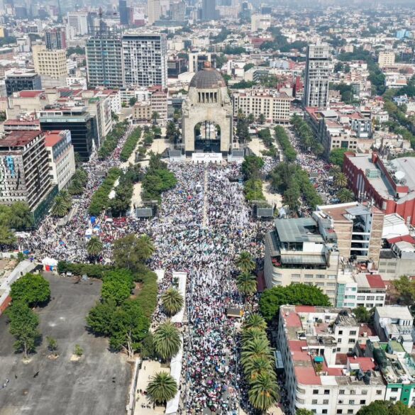 Revisando las seis imágenes con criterio editorial. SELECCIÓN Y ARQUITECTURA FOTOGRÁFICA Decisión de distribución: No galería. Las fotos trabajan mejor dispersas a lo largo del texto porque cada una ilustra un momento narrativo distinto — la multitud, el discurso, el contacto humano. Una galería las aplana todas al mismo nivel y compite con las tablas de datos. La distribución individual refuerza el ritmo del artículo. FOTO PRINCIPAL — Imagen 5 (aérea lejana, Monumento al fondo) La más poderosa para abrir. Muestra la magnitud completa del mitin con el Monumento a la Revolución reconocible al fondo y la avenida desbordada de gente. Es la foto que responde visualmente al lead: decenas de miles. Composición limpia, luz natural, contexto urbano identificable. SEO filename: sheinbaum-monumento-revolucion-mitin-soberania-1-junio-2025 Alt text: Vista aérea del mitin convocado por la presidenta Claudia Sheinbaum en el Monumento a la Revolución el 1 de junio de 2025, con miles de simpatizantes desbordando la explanada y las avenidas aledañas