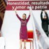 La presidenta Claudia Sheinbaum con los brazos en alto frente al lema Honestidad, resultados y amor a la patria durante su segundo informe de rendición de cuentas en el Monumento a la Revolución