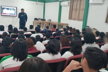 Conferencias de prevención de adicciones impartidas por la SSPC a estudiantes del CBTA 54 en Centro, Tabasco.
