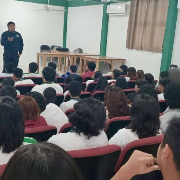 Conferencias de prevención de adicciones impartidas por la SSPC a estudiantes del CBTA 54 en Centro, Tabasco.