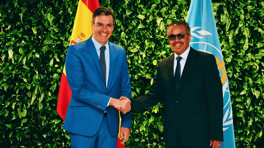 El presidente del Gobierno español, Pedro Sánchez, saluda al director general de la OMS, Tedros Adhanom Ghebreyesus, durante su reunión en Madrid para coordinar el operativo de desembarco del crucero MV Hondius en Tenerife.