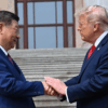 Xi Jinping y Donald Trump se estrechan la mano frente a las escalinatas del Gran Salón del Pueblo durante la cumbre bilateral de Pekín