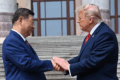 Xi Jinping y Donald Trump se estrechan la mano frente a las escalinatas del Gran Salón del Pueblo durante la cumbre bilateral de Pekín