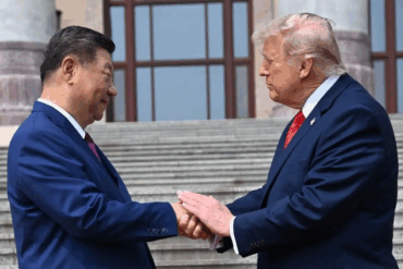 Xi Jinping y Donald Trump se estrechan la mano frente a las escalinatas del Gran Salón del Pueblo durante la cumbre bilateral de Pekín